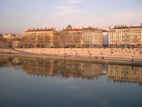  reflets des immeubles dans les eaux du Rhône